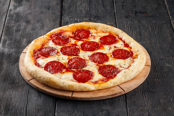 Pizza de pepepeproni cozida no fundo de madeira — Fotografia de Stock