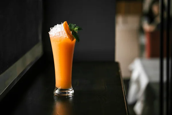 Cóctel de naranja fresca fría con hielo picado —  Fotos de Stock