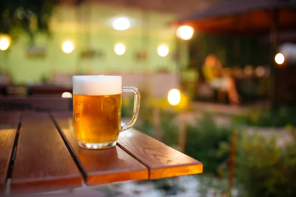 Tazza di vetro di birra fresca fredda in terrazza estiva — Foto Stock