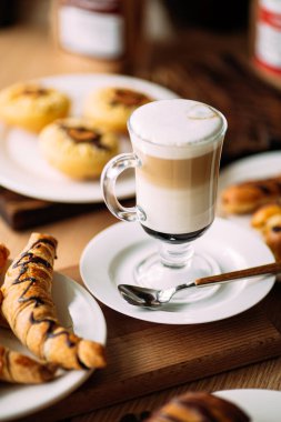 Sütlü macchiato ve tatlı pişmiş yemek.