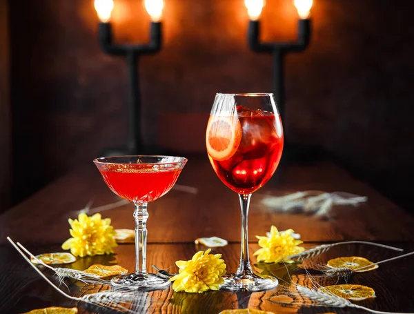 Zwei süße Cocktails auf dem dekorierten Hintergrund — Stockfoto