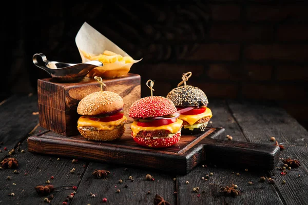 Patates ve soslu mini burgerler.