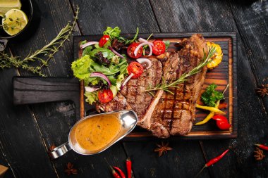 Sebze ve soslu ızgara biftek.