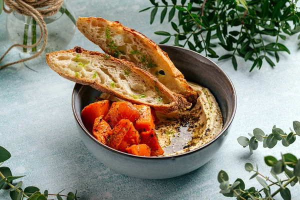 Hummus con zaatar di zucca al miele e secchio croccante — Foto Stock