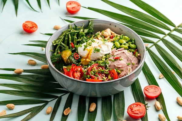 Pokeh de rôti de boeuf aux œufs et légumes pochés — Photo