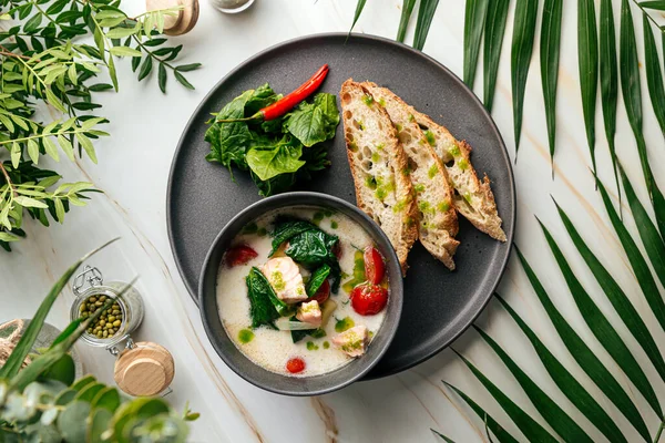 Sopa cremosa com salmão e baguete francês — Fotografia de Stock