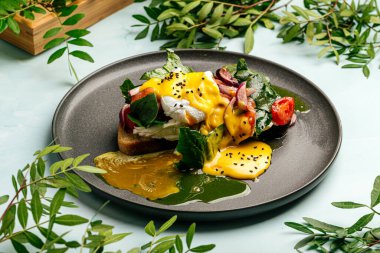 Haşlanmış yumurta ve holandez soslu sandviç.