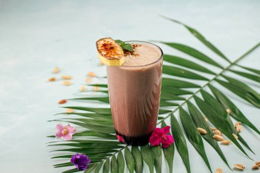 Bir bardak çikolatalı kokteyl.