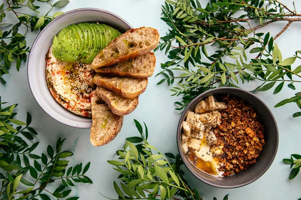 Hummus avec avocat et pain grillé et granola — Photo