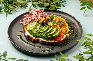 Avokado sandviçi ve salatayla çırpılmış yumurta.