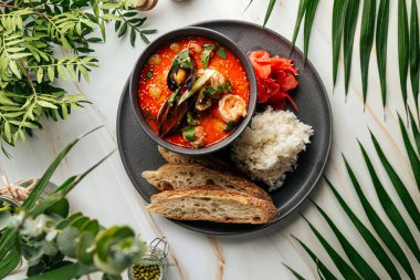 Tom tatlı patates çorbası deniz ürünleri ve pilav ve tost.