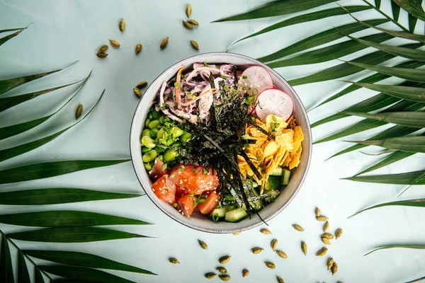 Poke bowl au saumon hawaïen avec riz et légumes — Photo
