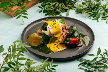 Haşlanmış yumurta ve holandez soslu sandviç.