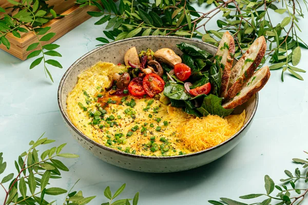 Omelette rustique aux légumes et fromage — Photo