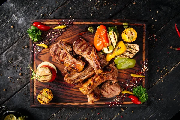 Grillade lamm revben entrecote med grönsaker — Stockfoto