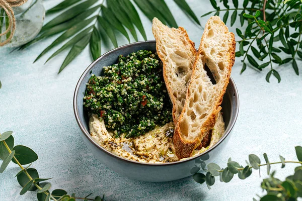 Bol de houmous avec salade de taboulé et toasts — Photo