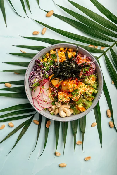 Poke bowl végétarien au tofu avec riz et légumes — Photo