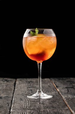 Bir bardak aperol spritz kokteyline yan bakış.