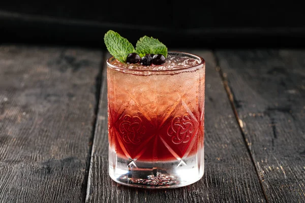 Cocktail alcoolisé frais garni de baies — Photo
