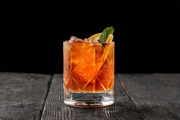 Cóctel alcohólico fresco adornado con naranja — Foto de Stock