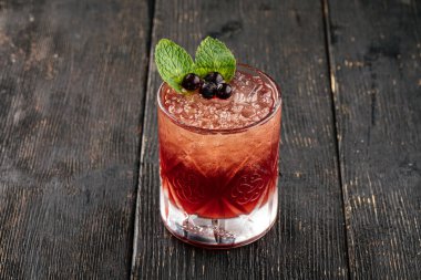 Meyvelerle süslenmiş taze alkollü kokteyl.