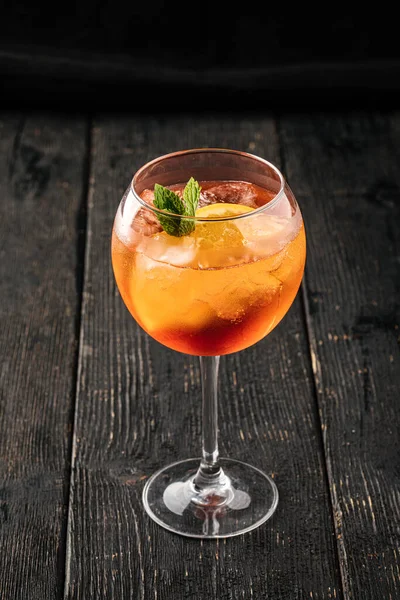 Sidovy på ett glas aperole spritz cocktail — Stockfoto