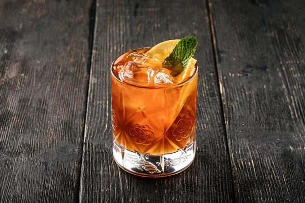 Cocktail alcolico fresco guarnito con arancia — Foto Stock