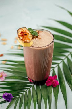 Bir bardak çikolatalı kokteyl.