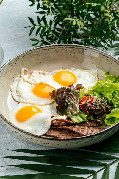 Изысканные яичницы с ростбифом и салатом — стоковое фото