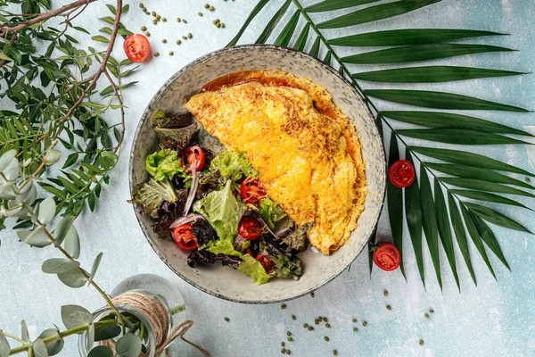 Omelette rustique avec salade de légumes — Photo