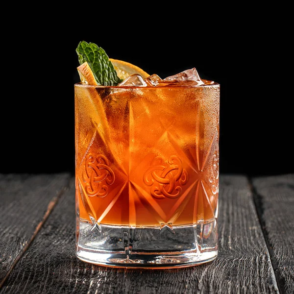 Cocktail alcoólico fresco decorado com laranja — Fotografia de Stock