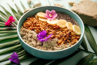 Halva muzlu meyve suyu kasesi ve tahıl gevreği.