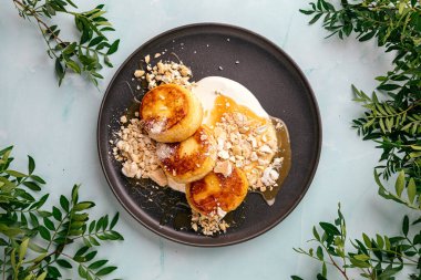 Tuzlu karamel ve yoğurtlu krep.