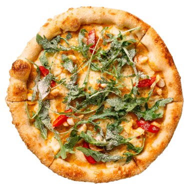 İzole edilmiş roka ve domatesli pizza.