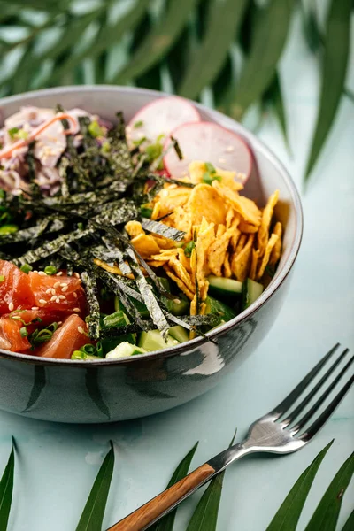 Poke bowl au saumon hawaïen avec riz et légumes — Photo