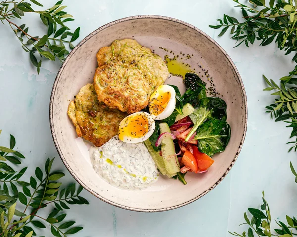 Beignets de courgettes aux oeufs sauces et légumes — Photo