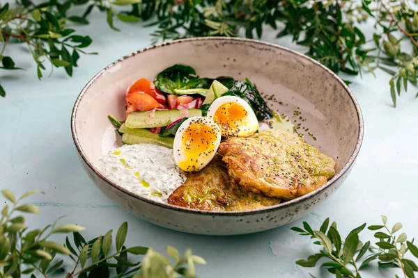 Beignets de courgettes aux oeufs sauces et légumes — Photo