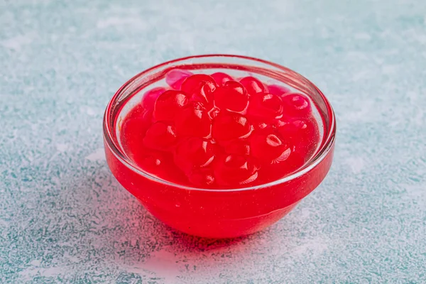 Glasskål med röda tapioca pärla bubblor — Stockfoto