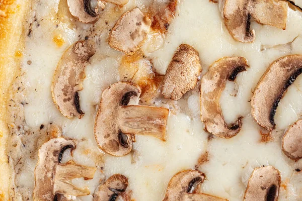 Closeup em textura de pizza de cogumelos e queijo — Fotografia de Stock