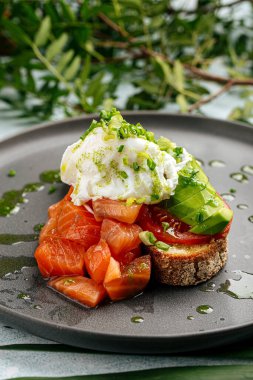 Somon ve haşlanmış yumurtalı avokado sandviçi.