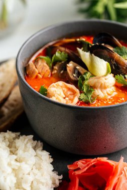 Tom tatlı patates çorbası deniz ürünleri ve pilav ve tost.