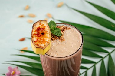 Bir bardak çikolatalı kokteyl.