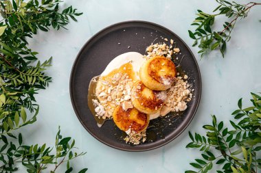 Tuzlu karamel ve yoğurtlu krep.