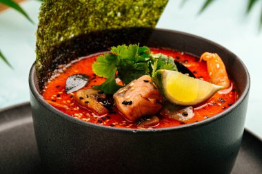 Tom tatlı patates çorbası ve deniz ürünleri kırmızı balık ve nori.