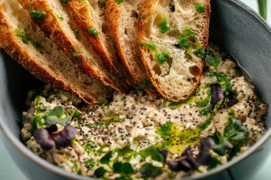 Bir kase lezzetli baba ghanoush ve kızarmış ekmek.