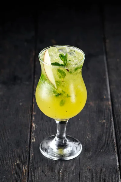 Склянка зеленого яблучного коктейлю мохіто — стокове фото