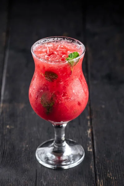 Verre de cocktail de baies rouges sur fond en bois — Photo