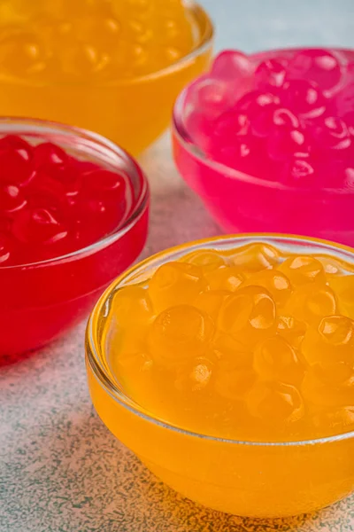 Farklı renkte tapyoka incili baloncuklar.