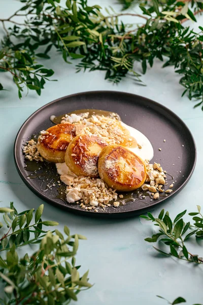 Quark-Pfannkuchen mit gesalzenem Karamell und Joghurt — Stockfoto