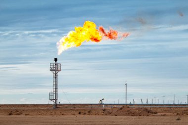 Mavi gökyüzünün arka planında endüstriyel gaz meşalesi